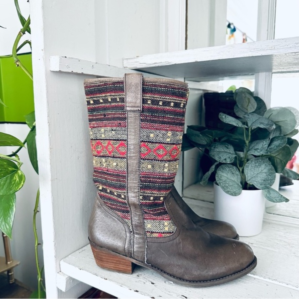 Steve Madden Aztec Tribal Boots Calf High Leather Boho Flat Southwest Size 8